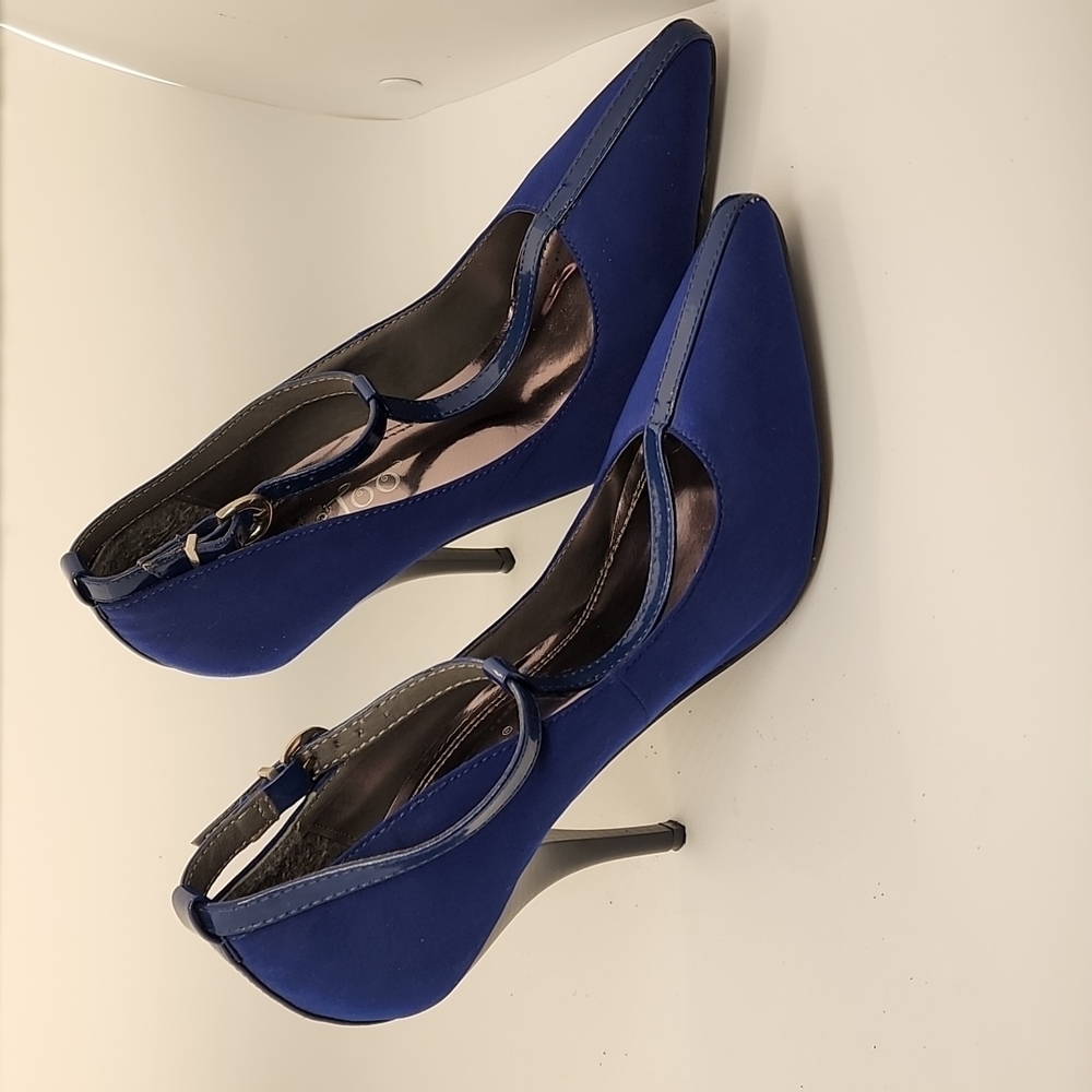 2 Lips Too Womens shoes Pointed, closed Toes, size 6.5. Pre-owned